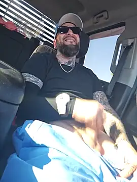 beardedtattood (Ask my age) - Get me horny and hard 😝😝😝