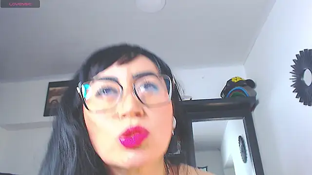 Vicky_hotmilf live cam on StripChat