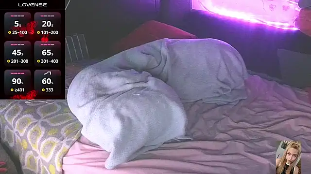 Blondiewithanass webcam