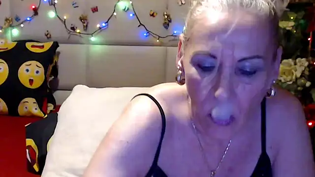 HappyWomanOn webcam