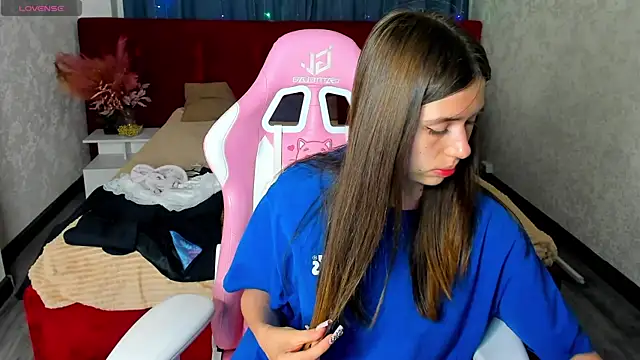 Elly_B1oom webcam