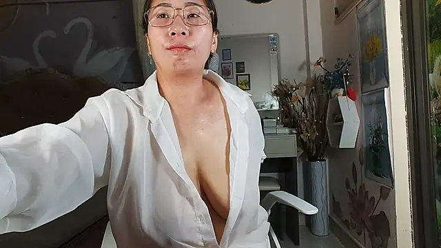 lyly_asian webcam