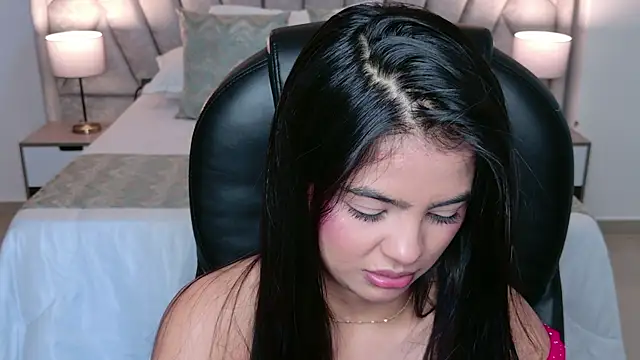 Layla_Breezee webcam