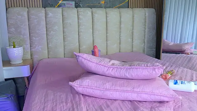 mia_scot webcam