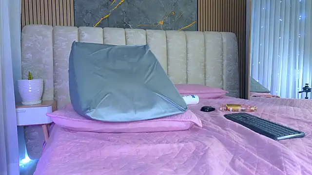 mia_scot webcam