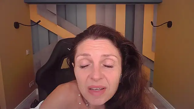 EllaLong webcam