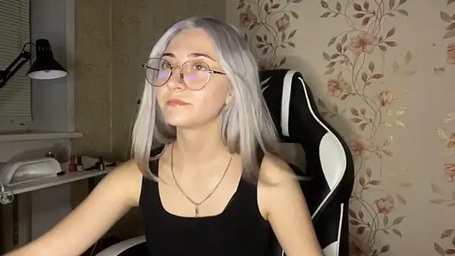 WhitePowerGirl webcam
