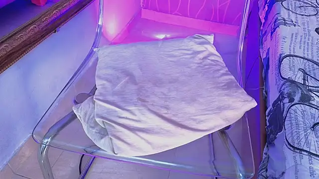 Shanelle__ webcam