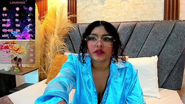 Izzy_lux webcam
