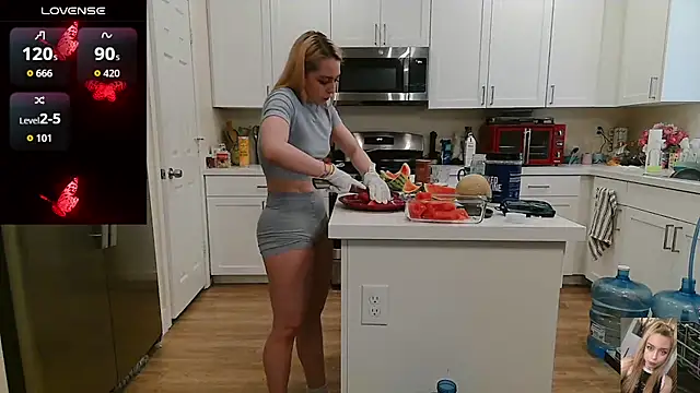 Blondiewithanass webcam