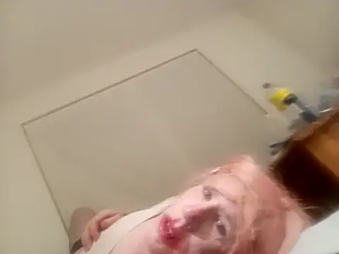 yourwhitesissyslut webcam