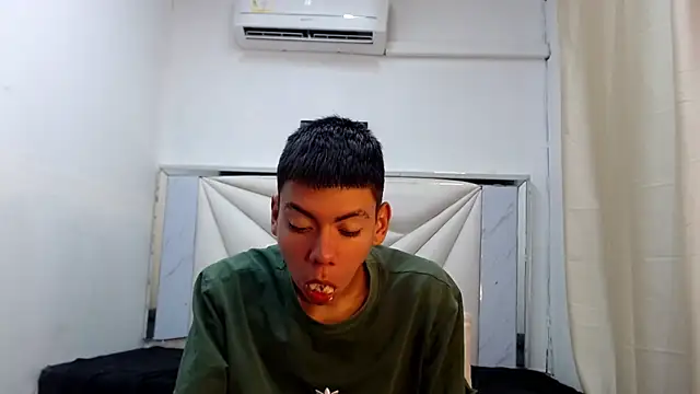 Liarr_ Live Web Cam Show