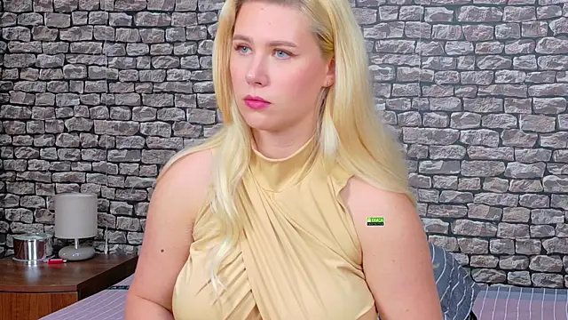CuteBlondeMe webcam