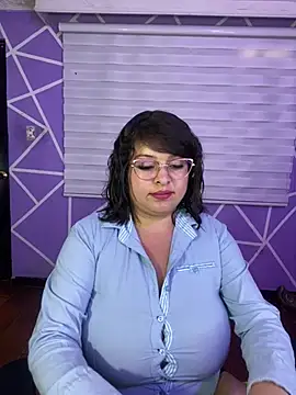 MiiaaJoness webcam