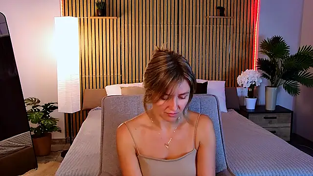 EmeraldGlow live cam on StripChat