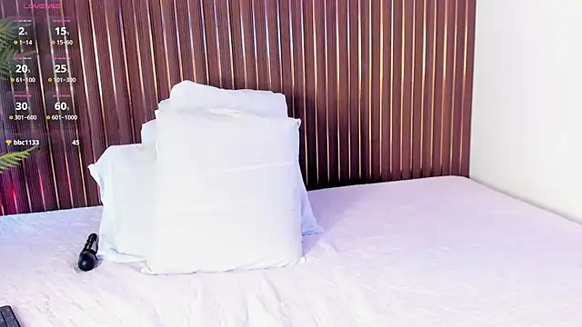 mia_pineda webcam