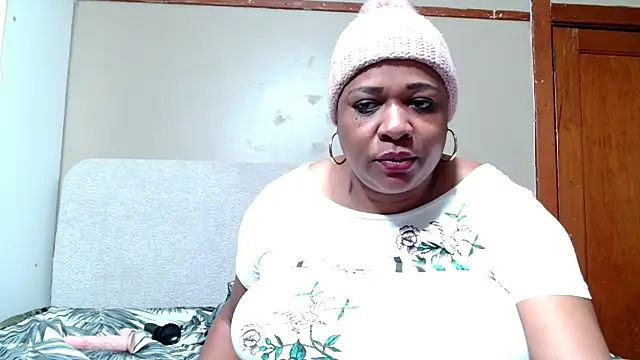 BUSTYQUEEN56_ webcam