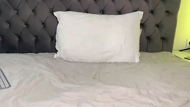 max_shy live sex cam