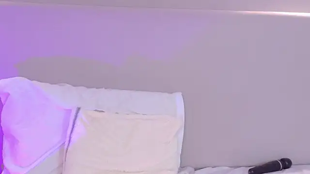 NaomiKlarc webcam