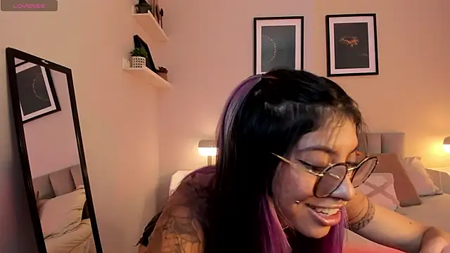 Violetta_Nur live cam on StripChat