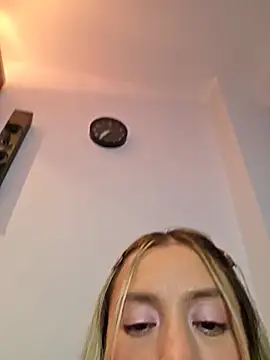 itsElora webcam