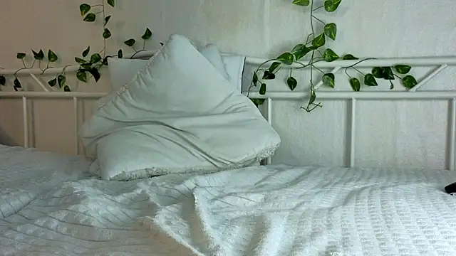 YourScarlettStorm webcam