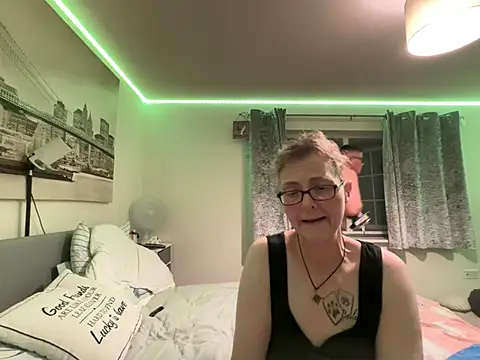 Curvy-Jinx webcam