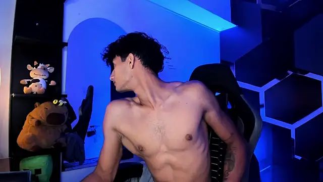 maxiimoromano_ (M young) - Caress my bulge under my clothes 😈🥵