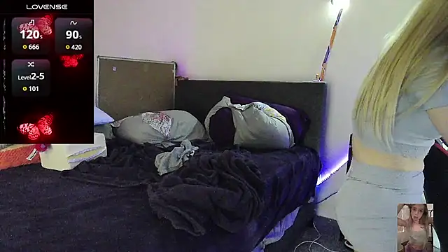 Blondiewithanass webcam