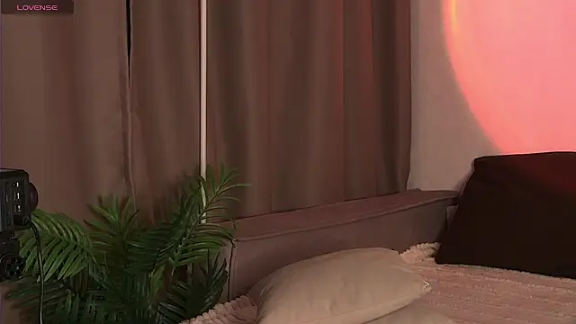 BellaSecrettt Live Web Cam Show