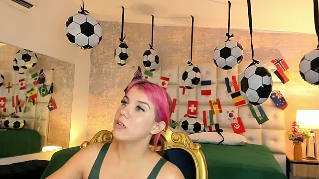MelaniieRoux webcam