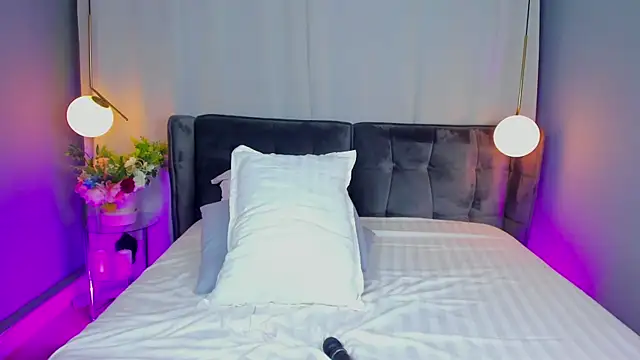 AdoraLynn Live Web Cam Show