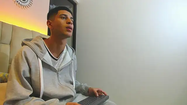 tyler_noir - Tyler_Noir's free webcam - UK Sex Cams