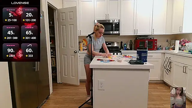 Blondiewithanass webcam