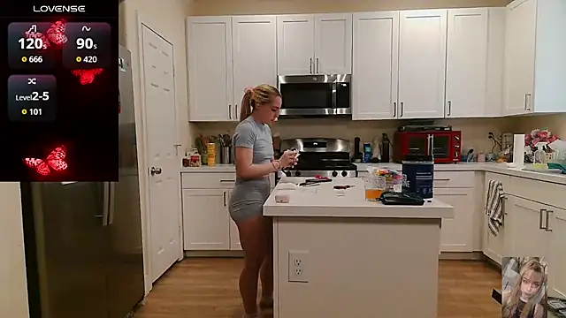 Blondiewithanass webcam