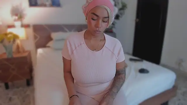 YariRose webcam
