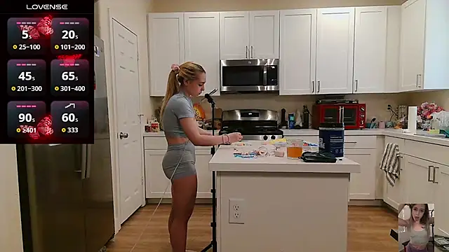 Blondiewithanass webcam
