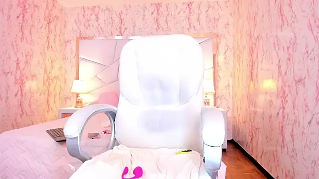 Emily_Whinfre webcam