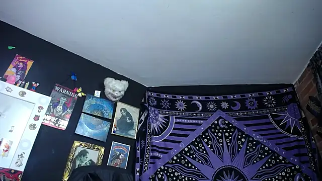 Yourmadame_P webcam
