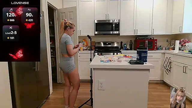Blondiewithanass webcam