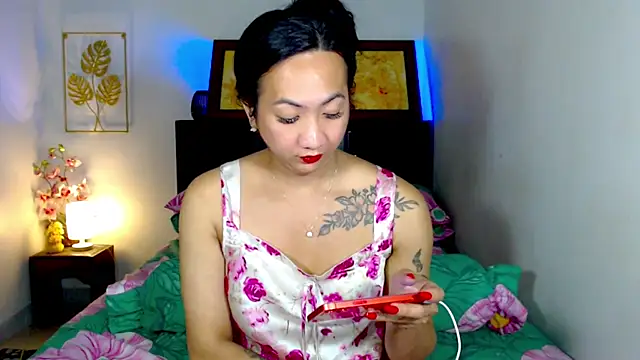 LovelyQueen69 webcam