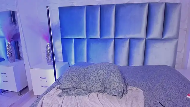 HollyPeach webcam