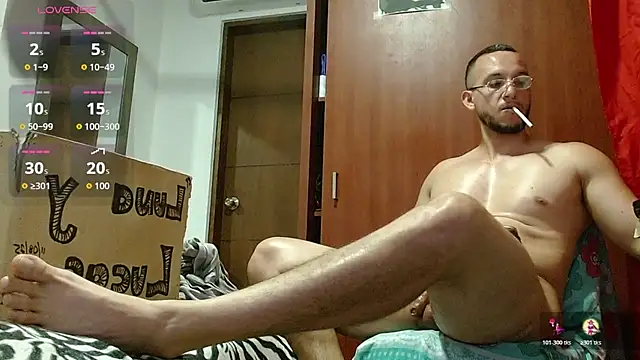 MarcusMilarc live cam on StripChat