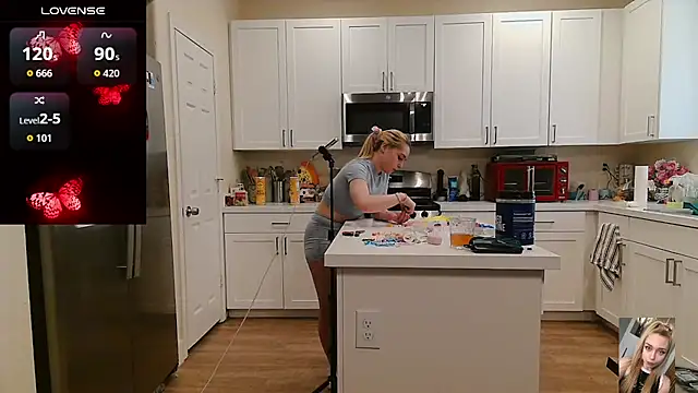 Blondiewithanass webcam