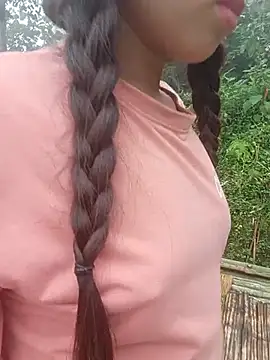 HeresThuy22 webcam