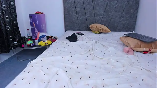 bella-black webcam