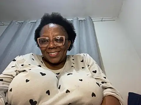 BoobsQueeen webcam