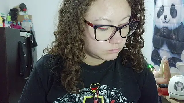curly_greeneyed webcam