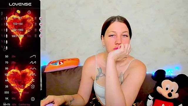 Arya_Curves webcam