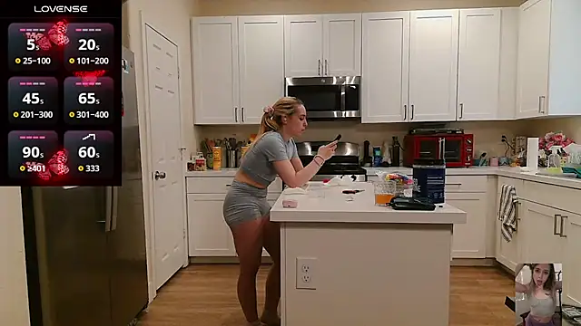 Blondiewithanass webcam